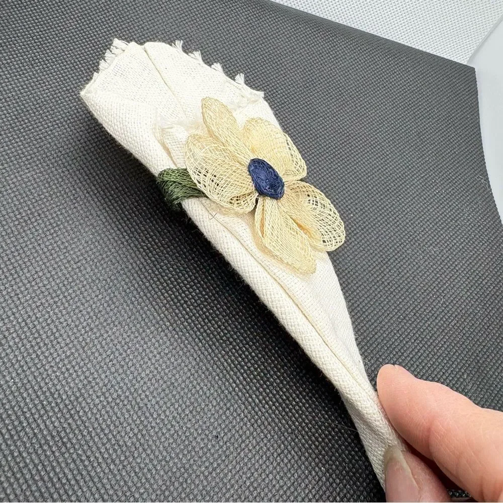 Set of 6 Cocktail Napkins with Removable Floral Napkin Rings + 1 Spare. Unused